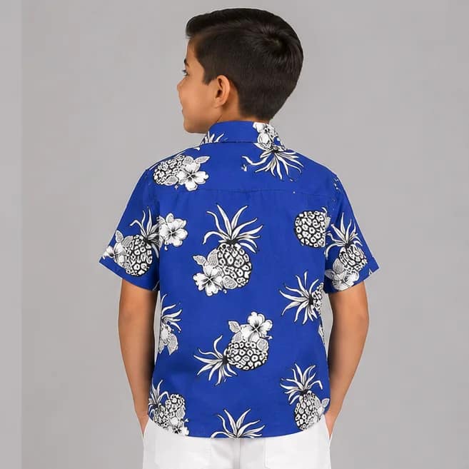 قميص ولد أناناس أزرق استوائي à motifs tropicaux colorés, manches courtes, col boutonné.