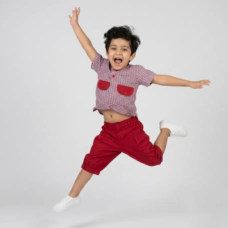 Ensemble garçon rouge à carreaux tendance, chemise à manches longues et pantalon assorti, style moderne et confortable.
